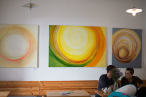 Moderní abstraktní obraz "Plno energie" - výstava ve Fér café České Budějovice