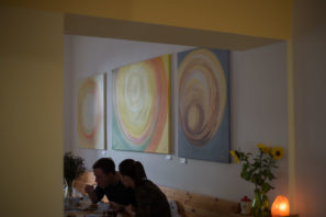 Výstava abstraktních obrazů Jane H. - Fér café, České Budějovice 2018
