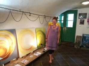 Malířka Jane H. se svými abstraktními obrazy - Galerie Supice, Tábor