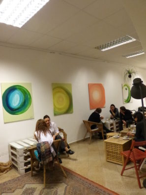 Moderní abstraktní obrazy Jane H. - výstava České Budějovice, kavárna Česné oči porcelánových šálků